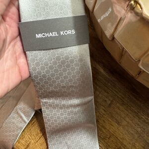 Michael Kors Elegant Gray silver geometric print formal shiny Mens silk Tie NWT